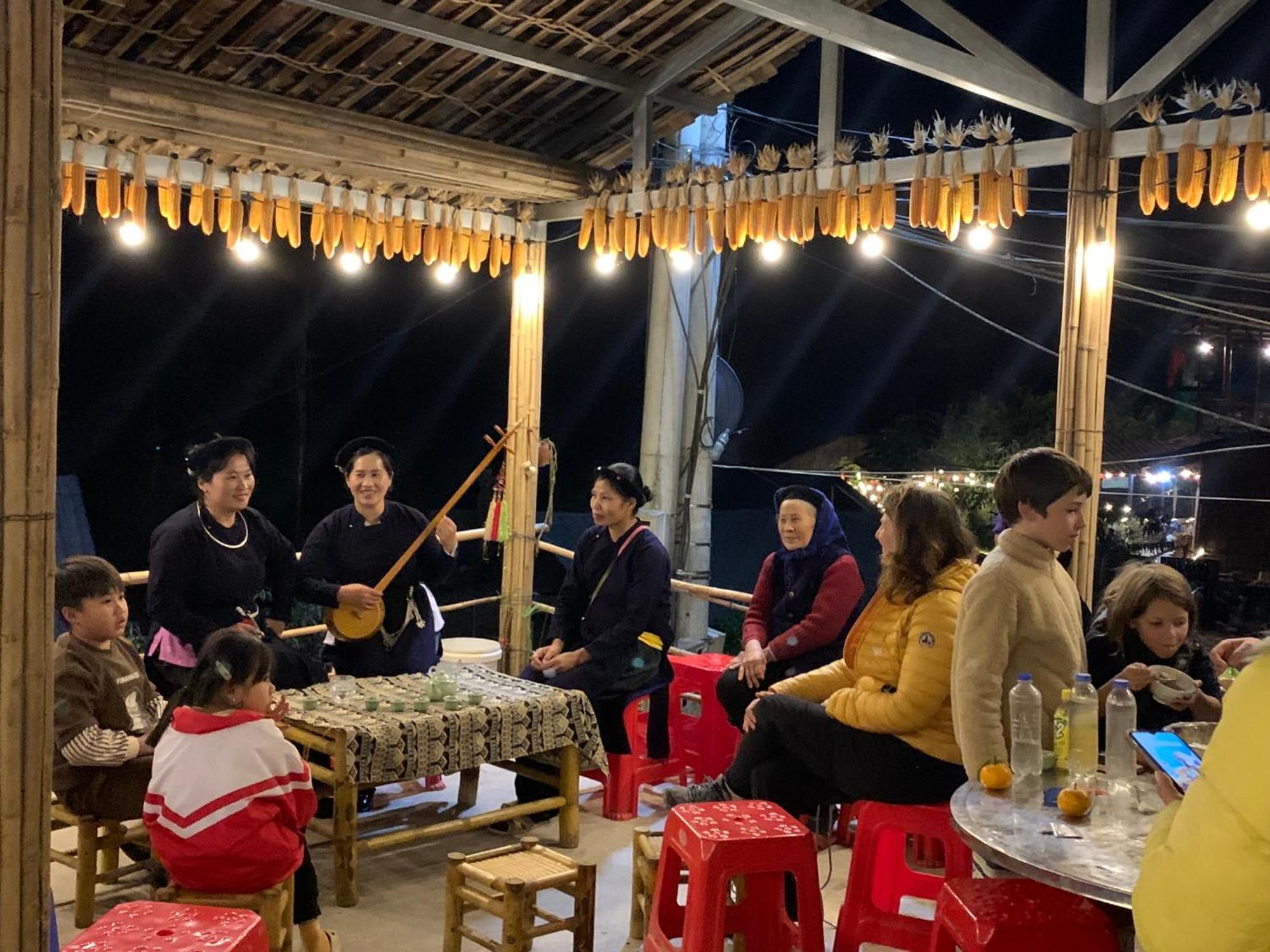 Nha Co Ban Gioc - Lang Da Khuoi Ky
